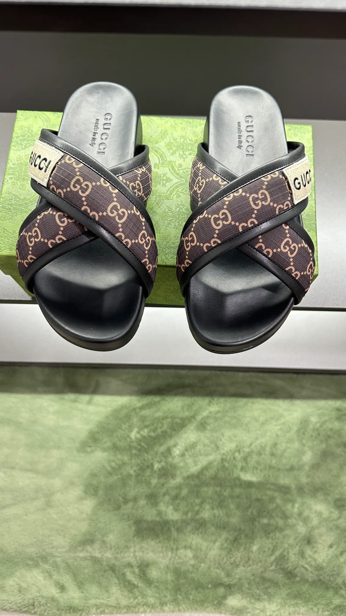 [G Family Couple Style] P: 300💰Female size 36~40 Men's size 39~45, (46. Custom-made Unisex GG slippers This slipper is made of GG polyester fiber and is decorated with a Gucci label on the front, adding a striking logo feel to the style. Beige GG recycled polyester fiber Unisex leather trim "Gucci Made in Italy" embroidered label Rubber sole Flat Made in Italy